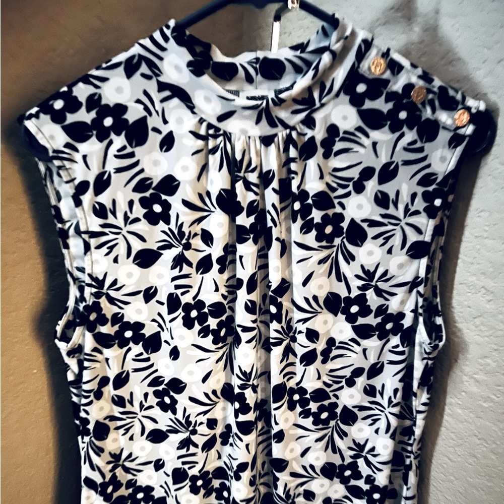 Gently used Women’s Sleeveless blouse.